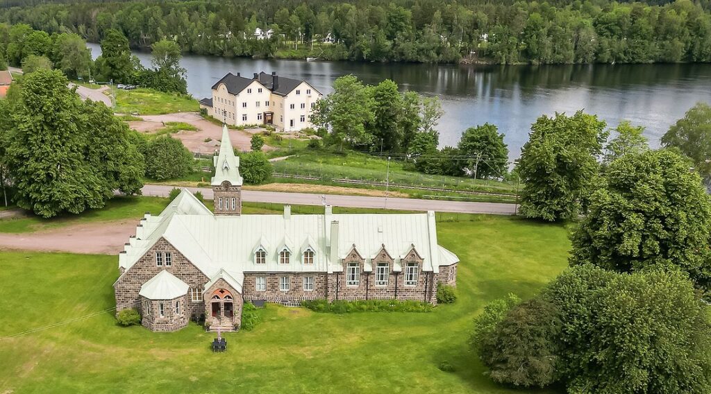 Bild på klosterskolan, tagen från luften. Dalälven syns i bakgrunden
